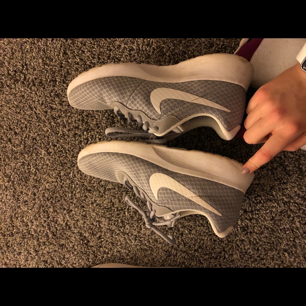 Grey Nike tanjun sneaker